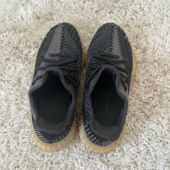 MENS SIZE 7 BLACK YEEZY BOOST 350 V2 LOW CARBON - Picture 4 of 5